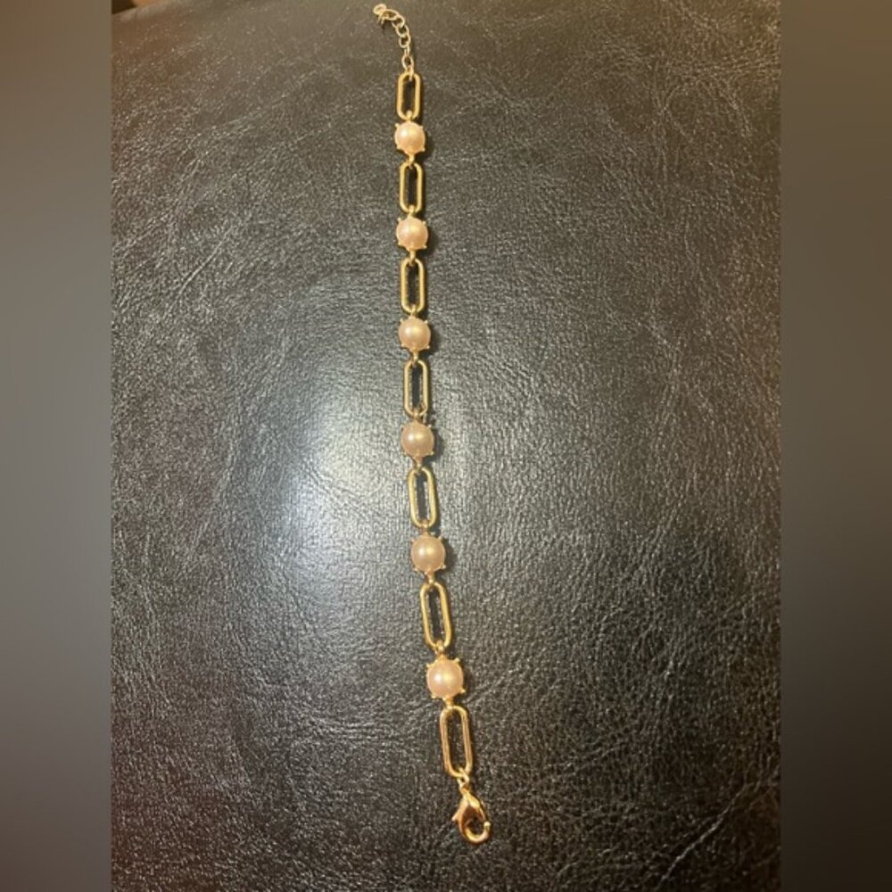 Elegant Gold and Pearl Bracelet